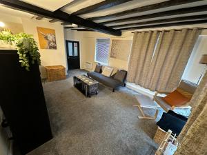 ein Wohnzimmer mit einem Sofa und einem Tisch in der Unterkunft Comfort Zone in Colchester