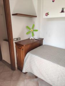 a bedroom with a bed and a plant on a table at La Casetta in Porto Santo Stefano