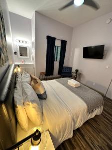 1 dormitorio con 1 cama con sofá y TV en Samesun Venice Beach, en Los Ángeles