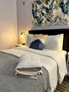 a bedroom with a white bed with towels on it at Samesun Venice Beach in Los Angeles