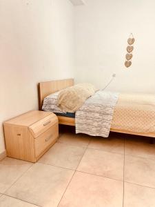 una camera con letto e struttura in legno di Apartment Santana -19 at Beach with Pool, Garage and Lift a Torrevieja