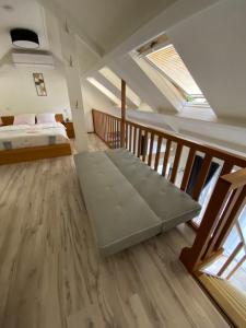 een slaapkamer met een bed en een trap met ramen bij Appartement Lijnden in Lijnden