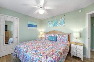 A bed or beds in a room at Tradewinds Unit 608