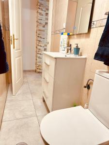 uma pequena casa de banho com WC e lavatório em Apartment Santana -19 at Beach with Pool, Garage and Lift em Torrevieja