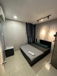 a bedroom with a large bed in a room at Blossom - Casa Kayangan Meru Ipoh by GOSWELL in Ipoh
