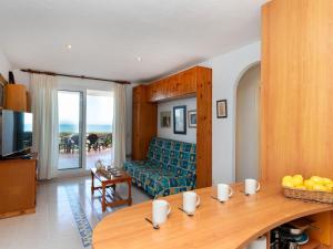 Μια τηλεόραση ή/και κέντρο ψυχαγωγίας στο Apartment Cala Gonzalez-1 by Interhome