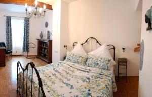 - une chambre avec un lit doté d'oreillers bleus et blancs dans l'établissement Historischer Winzerverein Boutique B&B, à Senheim
