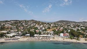 eine Luftansicht auf einen Strand mit einem Resort in der Unterkunft Helen's cozy studio 2 in Artemida