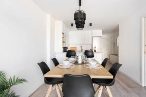 une salle à manger avec une table en bois et des chaises noires dans l'établissement Horizonte azul, à Santa Cruz de Tenerife