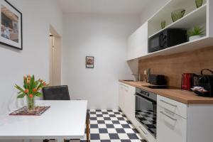 cocina con mesa y encimera en HM • Practical 1BR Flat by Center, en Viena