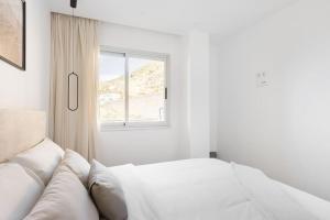 - une chambre blanche avec un canapé et une fenêtre dans l'établissement Horizonte azul, à Santa Cruz de Tenerife