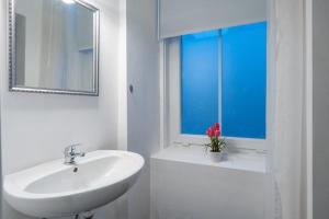 baño blanco con lavabo y ventana en HM • Practical 1BR Flat by Center, en Viena