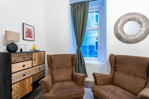 Posedenie v ubytovaní Practical 1BR Flat by Center by HM