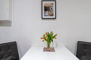 Posedenie v ubytovaní Practical 1BR Flat by Center by HM