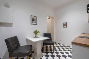 Posedenie v ubytovaní Practical 1BR Flat by Center by HM