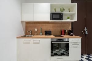 cocina blanca con fregadero y microondas en HM • Practical 1BR Flat by Center, en Viena