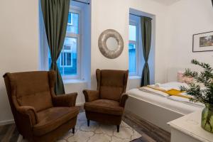 Posedenie v ubytovaní Practical 1BR Flat by Center by HM