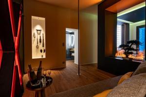een woonkamer met een bank en een open haard bij LesSecretsRooms Loveroom -Angers in Angers