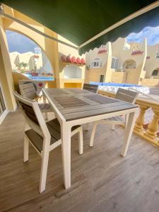 a table and chairs in a room with a mural at House Harvey J53 Mareverde in Adeje