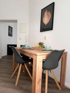 een houten tafel met 2 stoelen en een eetkamer bij Wohnung im Zentrum 2 in Maagdenburg