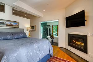 um quarto com uma cama e uma lareira em Well-Designed Santa Monica Studio Less Than 1 Mi to Beach em Los Angeles