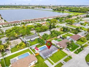 - une vue aérienne sur une maison avec une piscine dans l'établissement Tropical Oasis Miami Pool Haven, à Miami Gardens