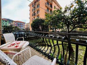 a patio with a table and chairs on a balcony at Francesca Appartamento con giardino in Levanto +1 photo