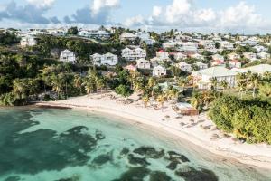 an aerial view of a beach with a resort at Luxe pleine vue mer et plage in Saint-François