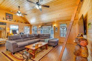 sala de estar con sofá y mesa en Cozy Smoky Mountain River Camp with River Tubes!, en Walland