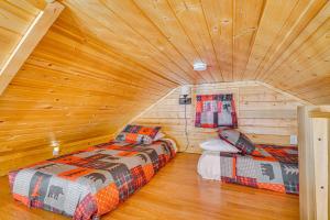 2 camas en una habitación con techo de madera en Cozy Smoky Mountain River Camp with River Tubes!, en Walland