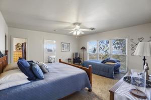 um quarto com uma cama, um sofá e uma ventoinha de tecto em On Lake Retreats Family Gatherings Game Room Pets em Whitney