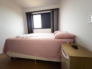 um quarto com uma cama grande e uma janela em Apto Novo Prox. Hosp. Paraná Wi-Fi Fibra - AZ401 em Maringá
