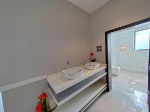 a bathroom with two sinks on a counter with a shower at شاليه ومنتجع ملك in Jazan