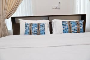 Un pat sau paturi într-o cameră la The Chelsea TownHouse A