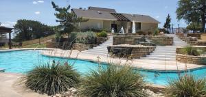 une maison avec une piscine devant une maison dans l'établissement Walk to Lake Whitney Fire Pit BBQ Grill King Bed, à Whitney