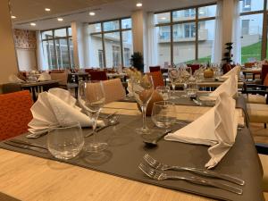 uma mesa com copos e guardanapos numa mesa num restaurante em Domitys Villa Kera em Limoges