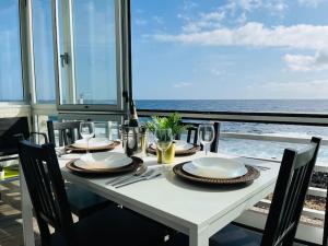 tavolo da pranzo con vista sull'oceano di La Terraza del Mar a Puertito de Güímar