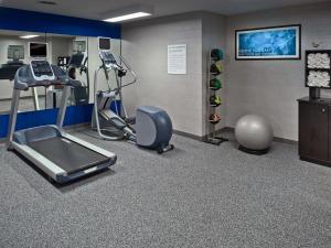 sala de fitness con cinta de correr y gimnasio en Avia Residences on Lincoln - Extended Stay, en Malvern