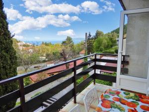 - un balcon avec une table et une vue dans l'établissement Apartment Ketty, à Mošćenička Draga