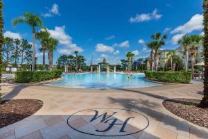 einen Pool in einem Resort mit Palmen in der Unterkunft Windsor Hills Mickey Mouse Condo, 2.5mi Disney in Orlando