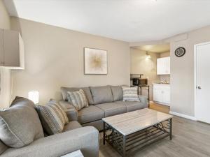 Η κουζίνα ή μικρή κουζίνα στο Charming Retro Property 22