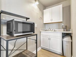 Η κουζίνα ή μικρή κουζίνα στο Charming Retro Property 22