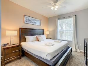 Un dormitorio con una cama grande y una ventana en Windsor Hills Themed Condo, 2.5mi to Disney, en Orlando