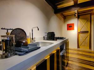 una cucina con lavandino e piano di lavoro di Bungalows H2Ojos Tulum a Tulum