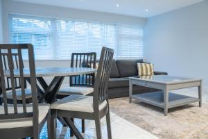 a dining room with a table and chairs and a couch at Stunning 2-Bed Ground Floor Flat in Birmingham in Birmingham