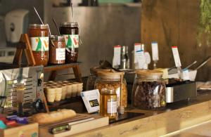um balcão com frascos de mel e outros produtos alimentares em Ibis Budget Manosque Cadarache em Manosque