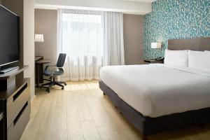 Habitación de hotel con cama grande y TV en Fairfield Inn & Suites by Marriott Aguascalientes en Aguascalientes