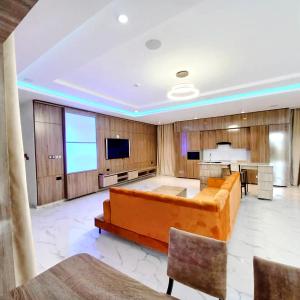 un ampio soggiorno con divano e TV di 1401 Luxury Apartment a Uyo
