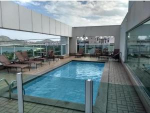 una gran piscina en la parte superior de un edificio en Praia do Canto Apart Hotel - Bristol's, en Vitória