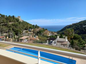 vistas al océano desde el balcón de una casa en Balcon de Altea hills, en Altea